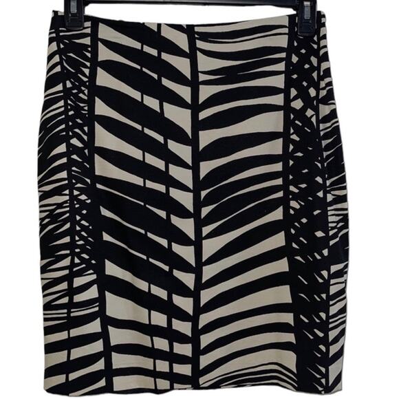 NWT! The Limited Black and Cream Patterned Pencil Skirt - Size 4 - Picture 1 of 4